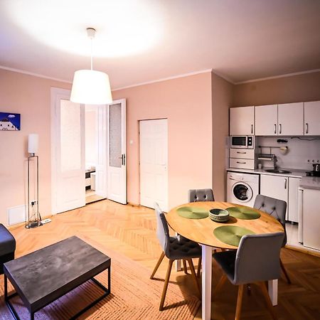 Jules' Sunny, Spacious And Central Apartment Сібіу Екстер'єр фото