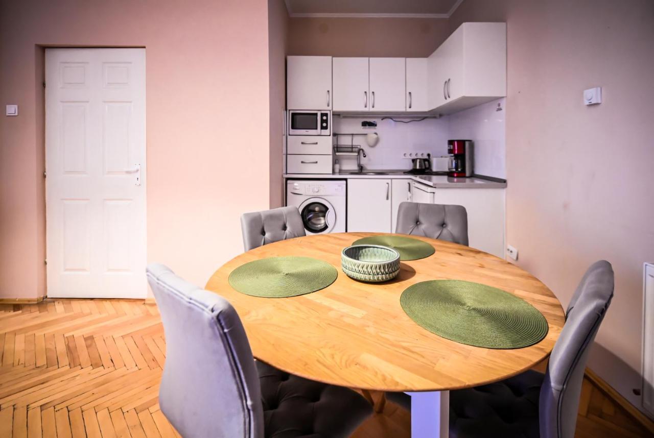 Jules' Sunny, Spacious And Central Apartment Сібіу Екстер'єр фото